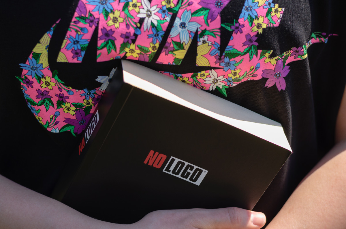 Książka No Logo Naomi Klein.